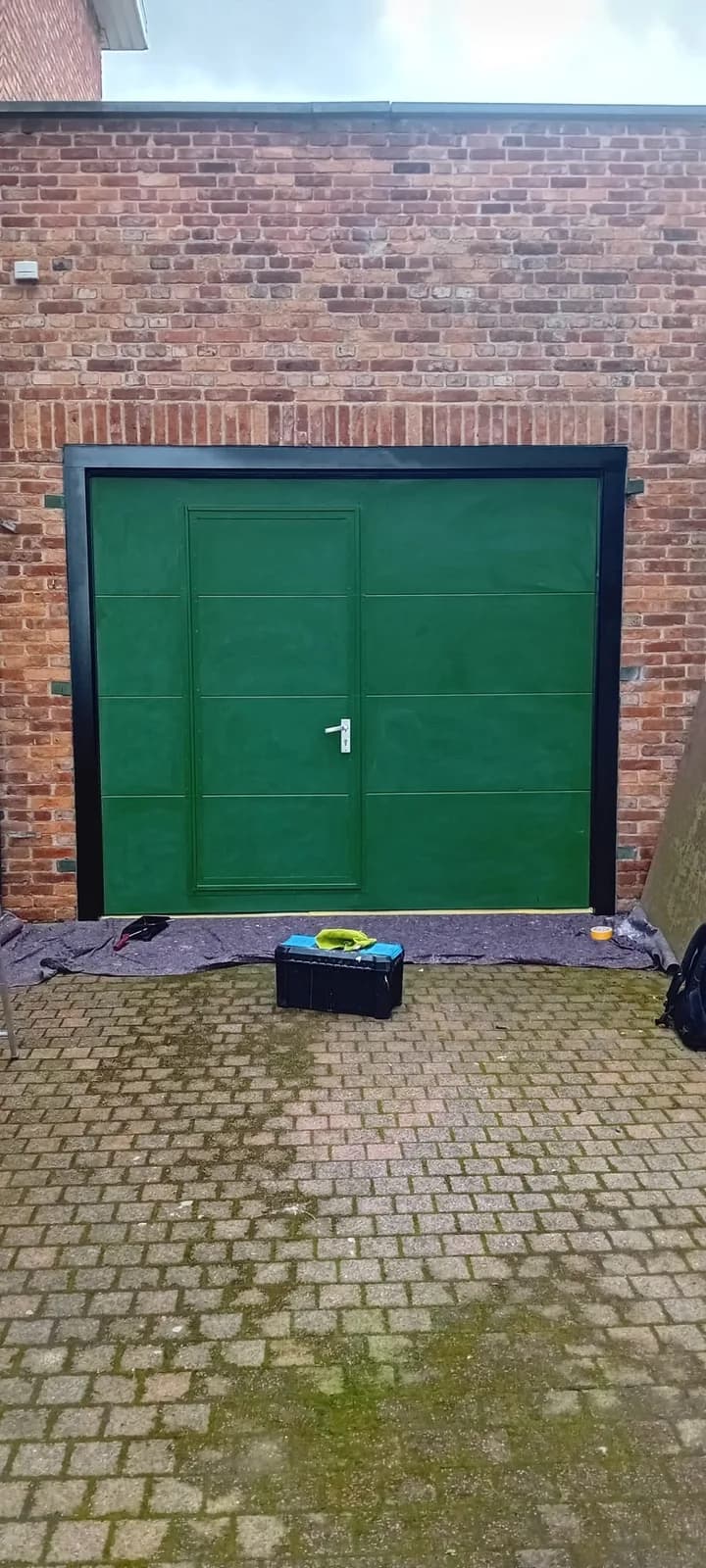 Garagepoort met pas geschilderd kader