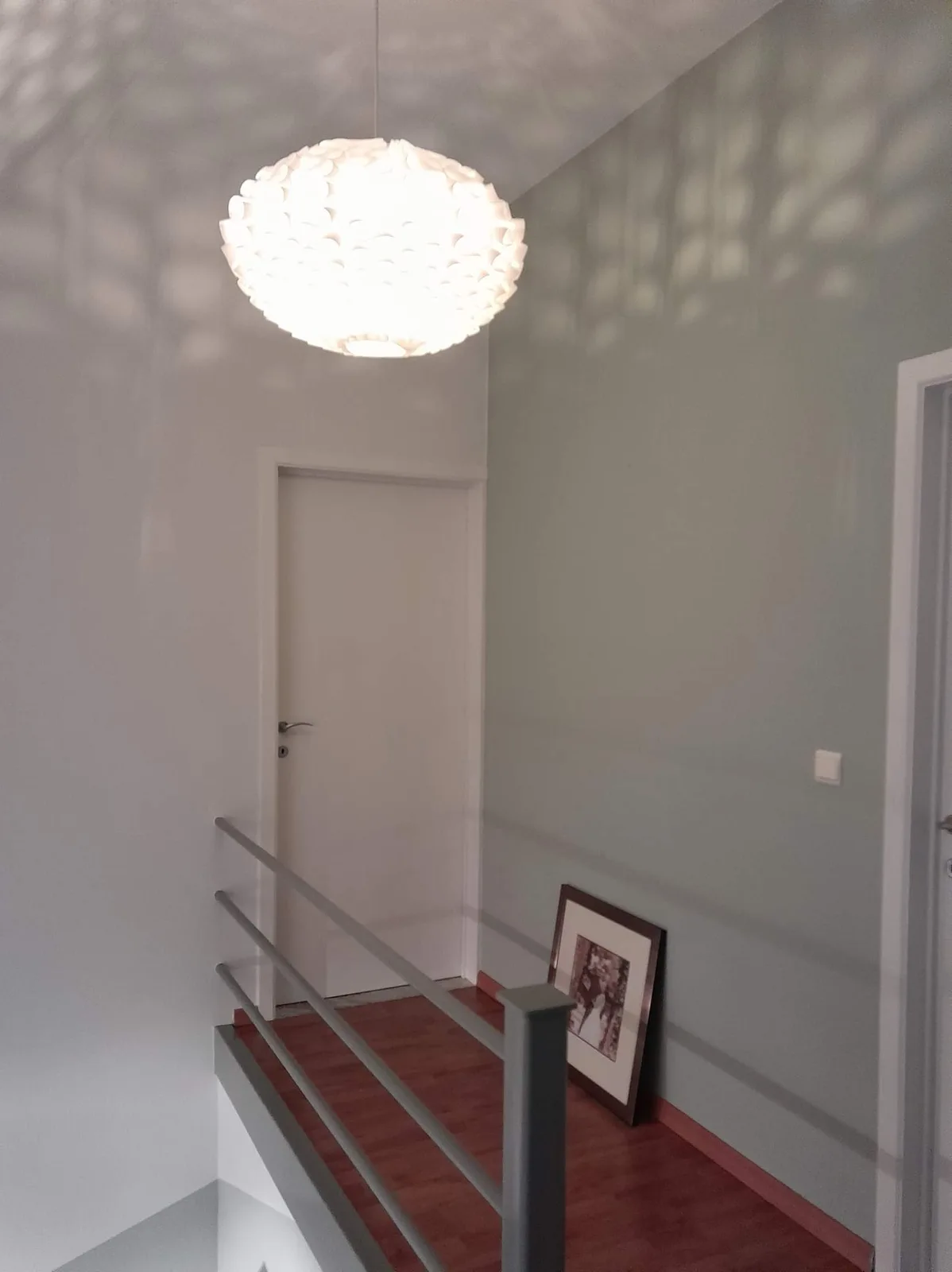 Overloop met hanglamp en strak geschilderde muren