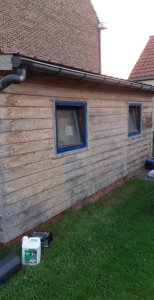 Kale houten gevelbekleding van een aanbouw voor het schilderen