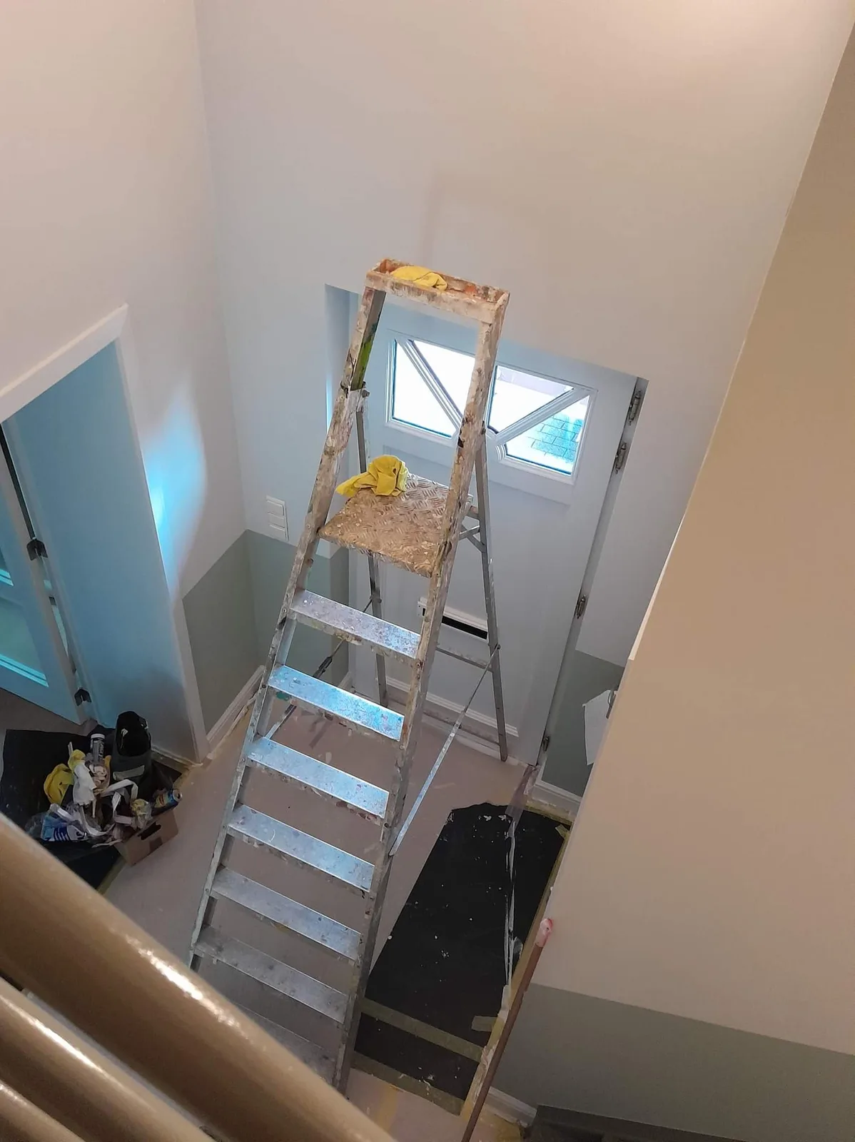 Ladder in trapgat tijdens het schilderen