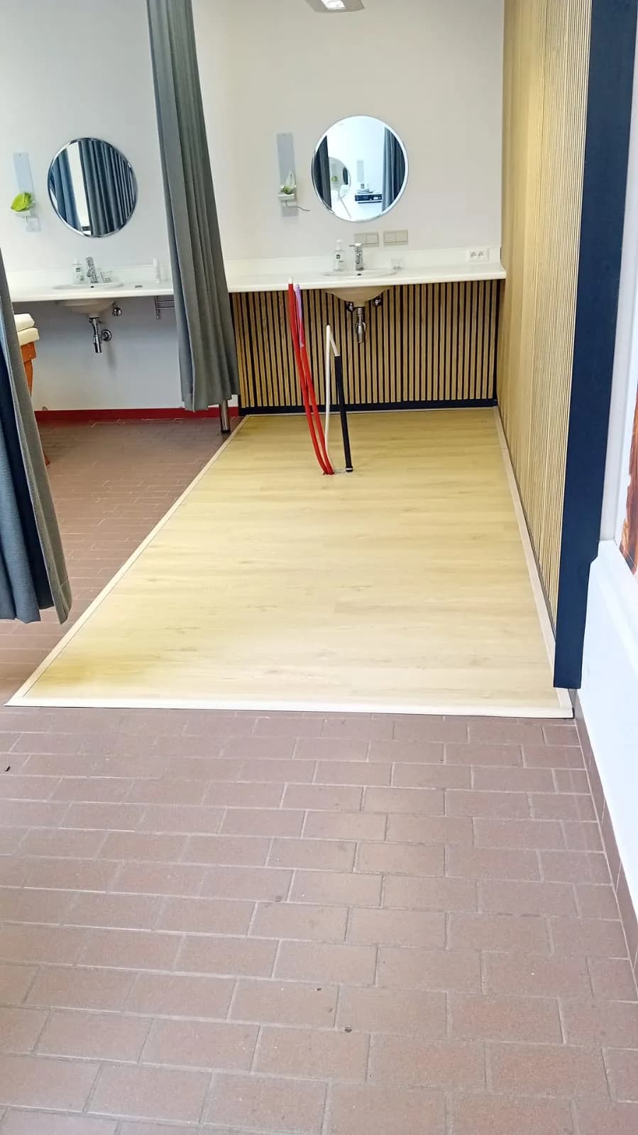 Klikvloer in lichte eik naast akoestische lattenwand