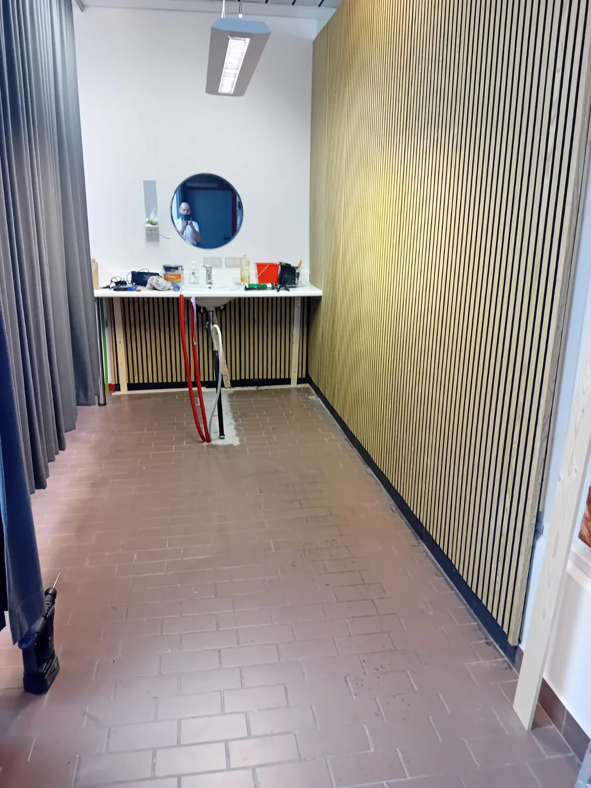Akoestische lattenwand in eik over de volledige wand