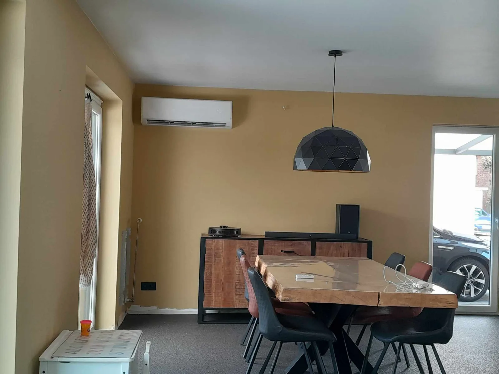 Afgewerkte living met geschilderde muren in Limburg