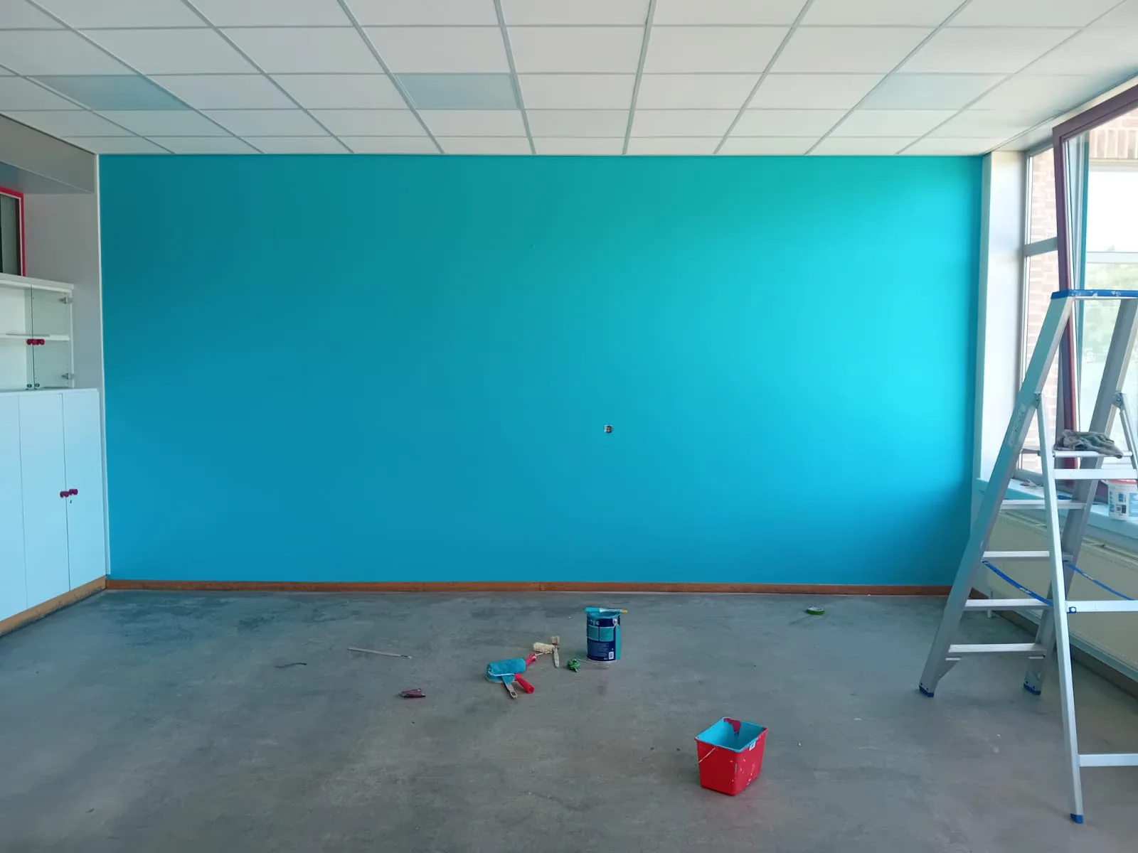 Accentmuur in turquoise geschilderd