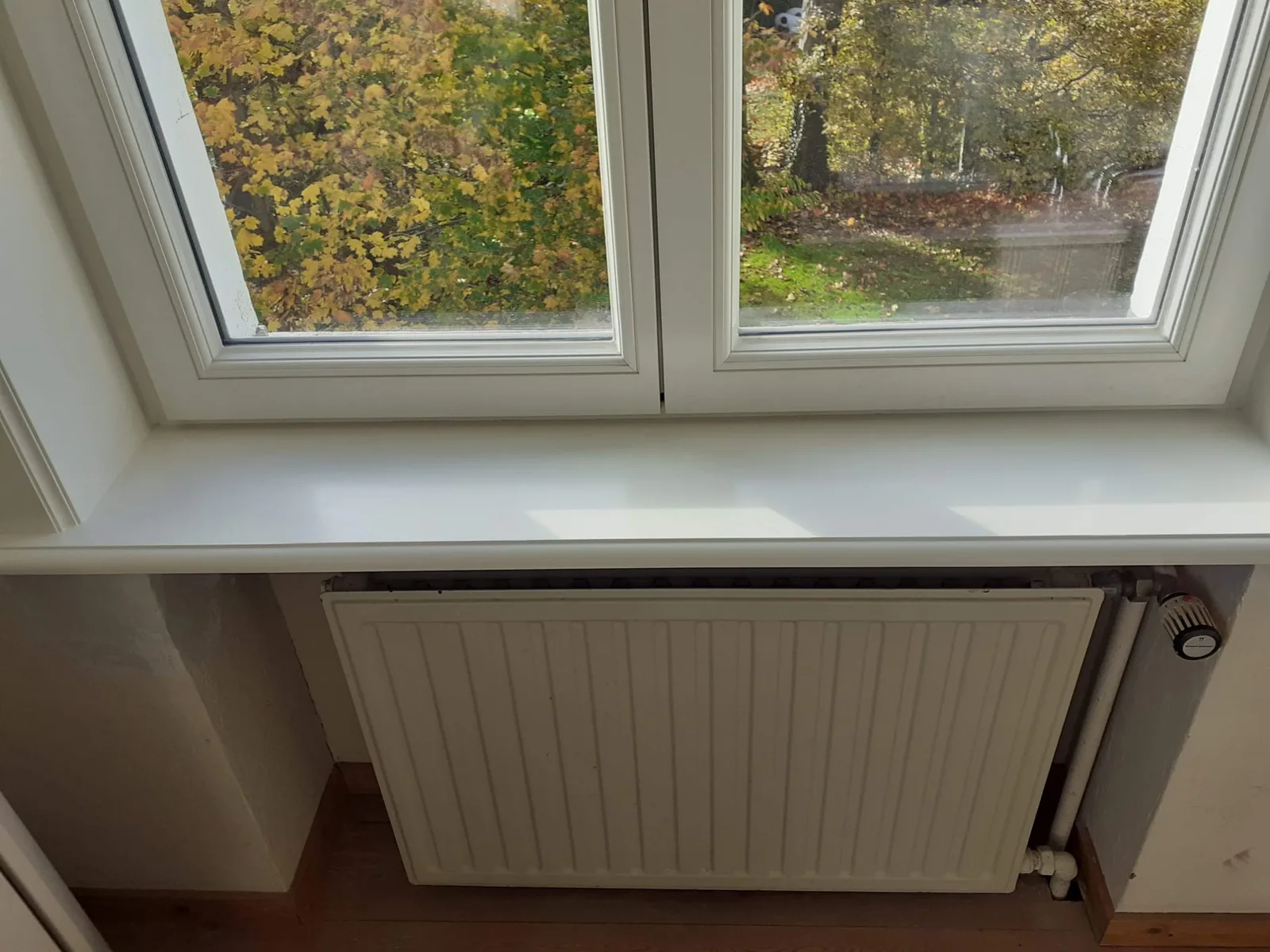 Geschilderd raamkozijn, vensterbank en radiator