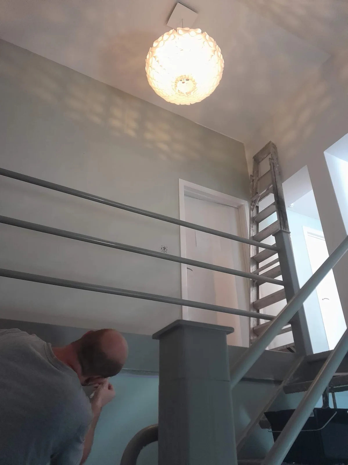 Kevin aan het werk in een trapzaal
