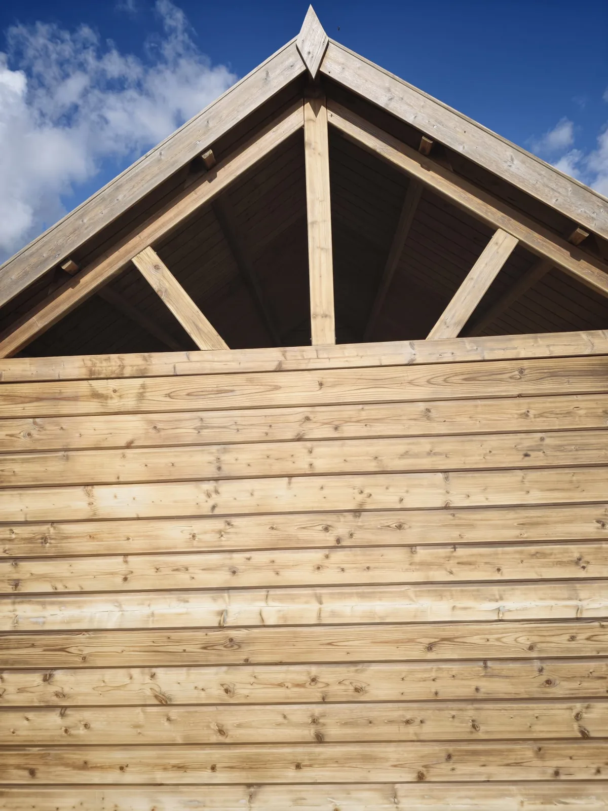 Houten tuinhuis na de schuurbeurt, klaar om te schilderen