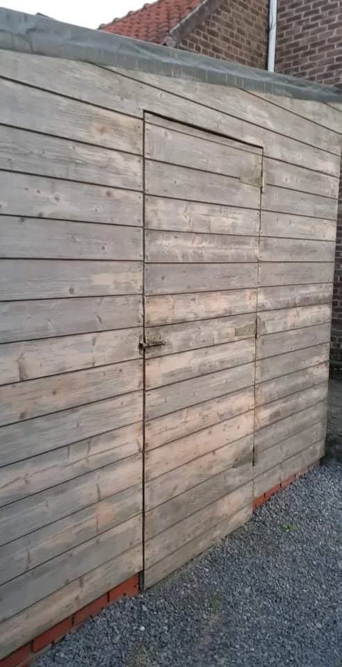 Vergrijsd houten tuinhuis voor het schilderen
